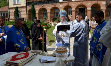 Епископ Јован: Бог и Мајка Божија нас љубе и зато не смемо да се обазиремо по страни, већ њих да слушамо!