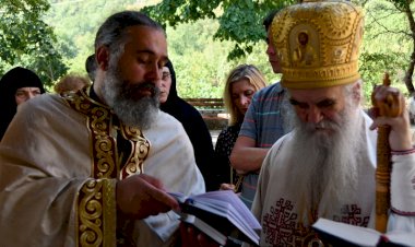 Митрополит Амфилохије: Већ двије хиљаде година безбројне душе, милиони људи се труде да се дотакну хаљина Христових!