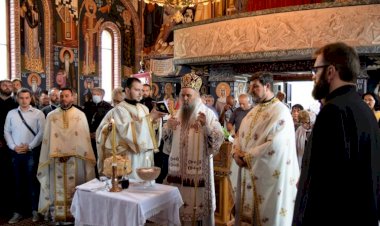 Владика Фотије: Да нас Дух Свети препороди изнутра и да нас показује и чини Боголиким људима!