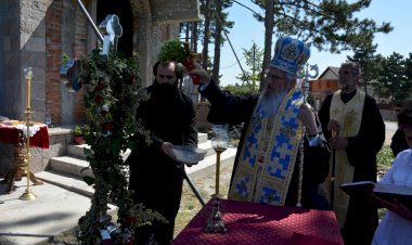 Епископ шумадијски Јован: Крст је знак коме ми припадамо!