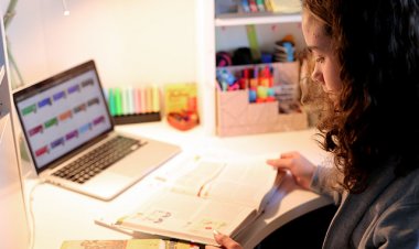 Изађи ми из собе, у школи сам