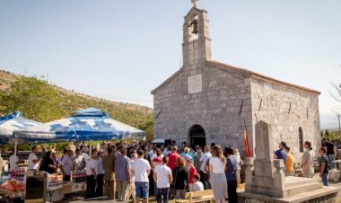 Слава цркве Светих Макавеја у Толошима