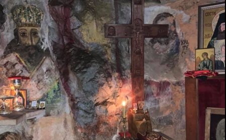 “Крсту Твоме клањамо се Владико, и Свето Васкрсење Твоје појемо и славимо”.