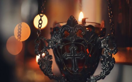 Зашто се пали кандило пред иконом?