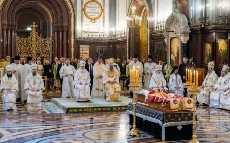 Заупокојена Литургија и опело Епископу Антонију у Саборном храму Христа Спаситеља у Москви