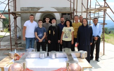 Владика Атанасије освештао крстове за храм у Црквеним Тоцима: Крст је путоказ нашег живота