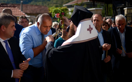 Зашто монасима и свештеницима целивамо руку?