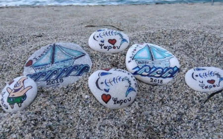 Предраг из Србије већ десет година на плажи у Грчкој кришом оставља мала уметничка дела којима одушевљава децу