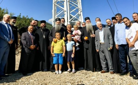 Патријарх Порфирије посетио новопостављени Крст на брду изнад Бијеле