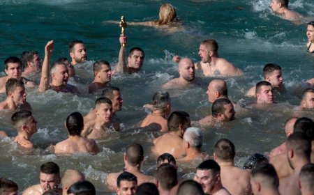 Пливање за Часни крст на подгоричким Саставцима: Никола Бошковић први до Крста