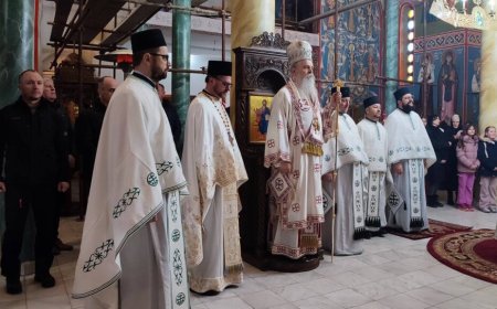 Митрополит Теодосије служио Свету архијерејску Литургију у Лепосавићу, на празник Света Три Јерарха