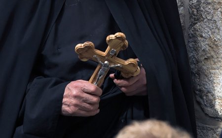 Да ли свештеници плачу?