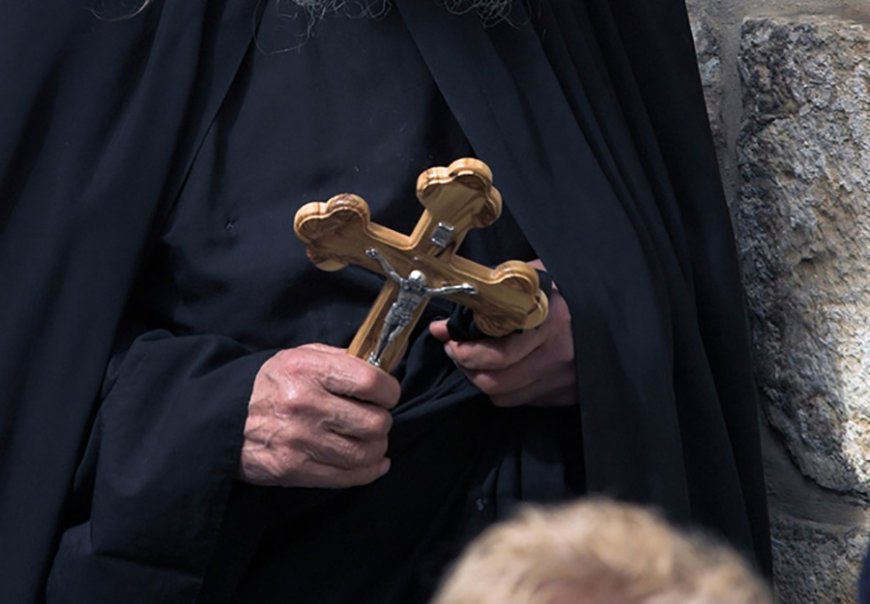 Да ли свештеници плачу?