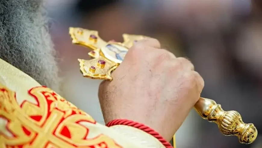 Зашто верници љубе руку свештенику