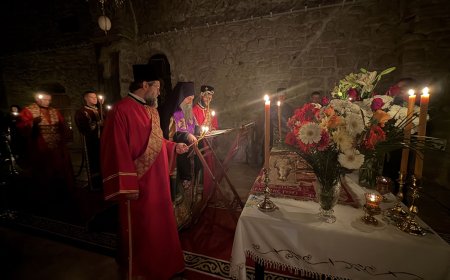Патријарх у Пећкој Патријаршији служио вечерње са изношењем плаштанице, а затим и јутрење Велике суботе са статијама