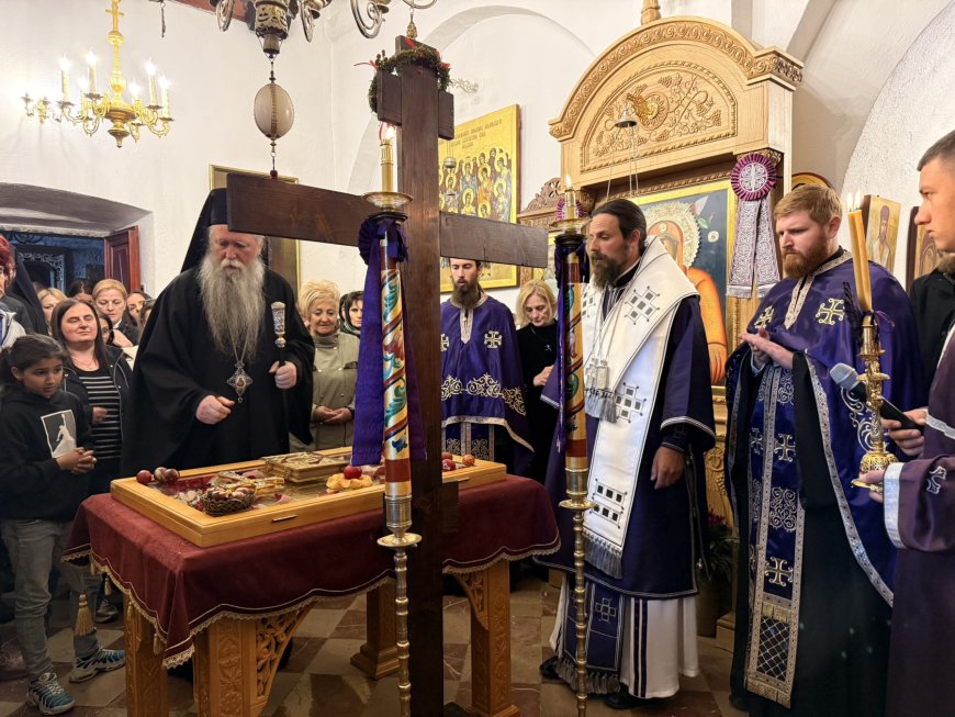 Вечерње са изношењем плаштанице у Цетињском манастиру